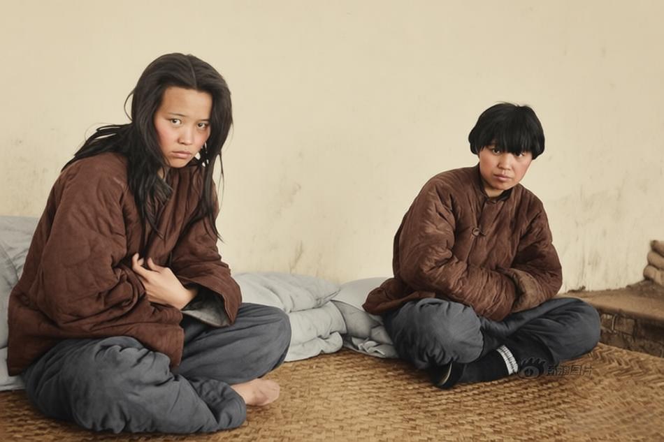 1930年，华北戒毒所里，两个年轻女性蜷缩在铺着粗糙编织席的土炕上。左边的女性头