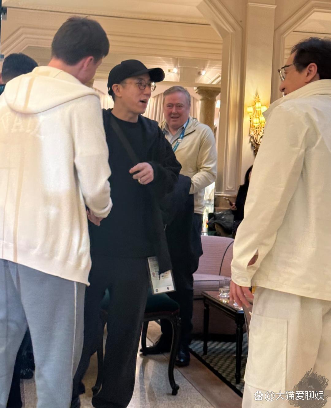 72岁的成龙跟儿子房祖名在意大利现身旅游啦，父子俩好多年后又同框咯。房祖名一身黑