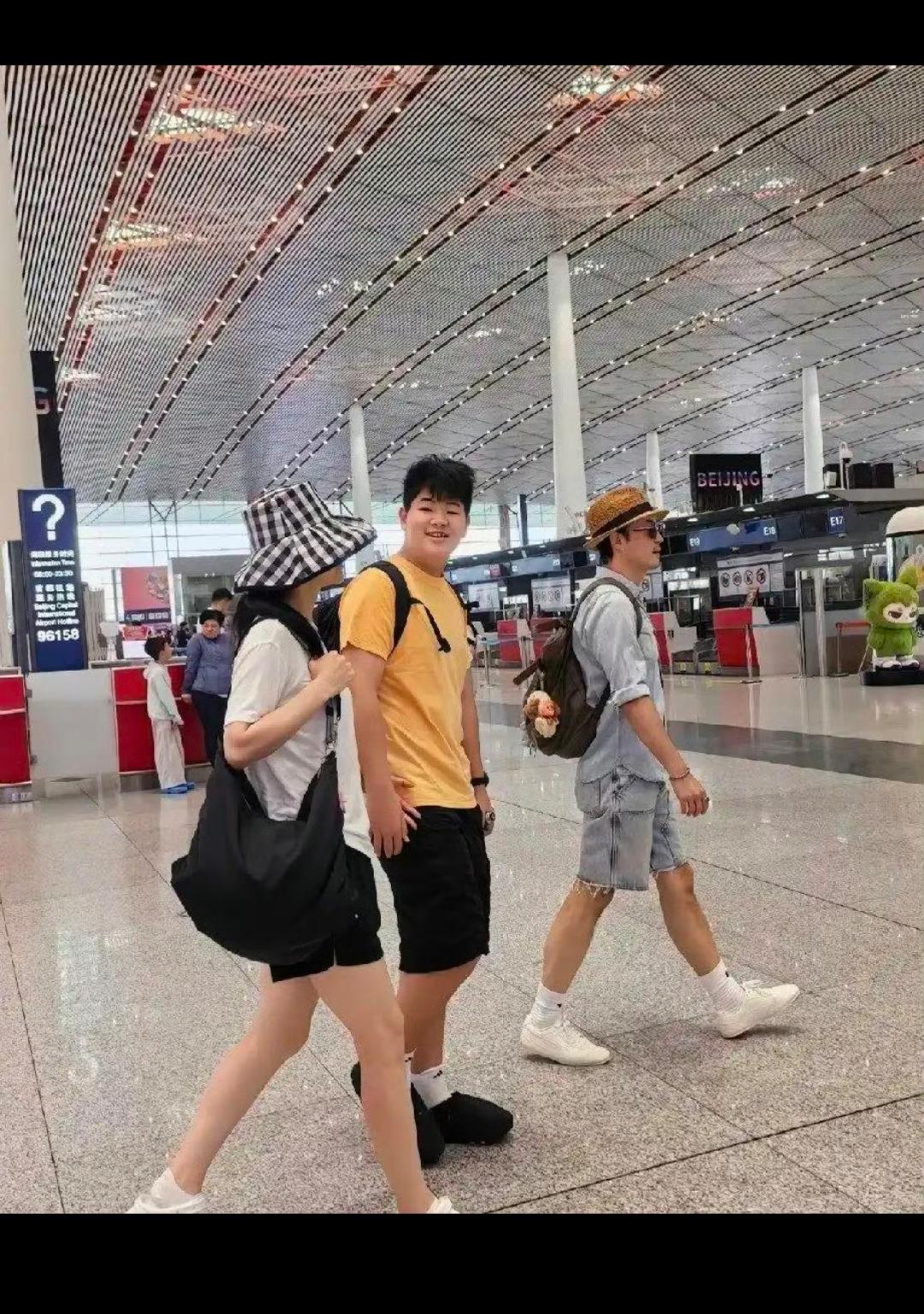 没想到沙溢家的小鱼儿个子这么出众，在机场看到他们三口一起，孩子竟然比他爹还高！