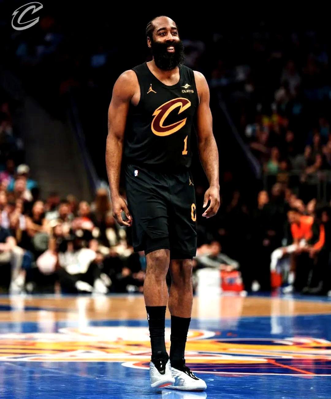 嘲笑哈登不防守，是篮球界最大的视觉骗局。36岁的哈登面对活塞重型内线背打，