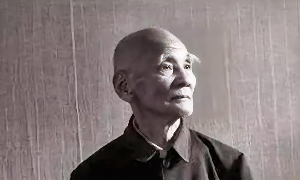 1946年，6000解放军被三万敌人包围，为了不泄露机密，旅长吴诚忠下令烧毁全部