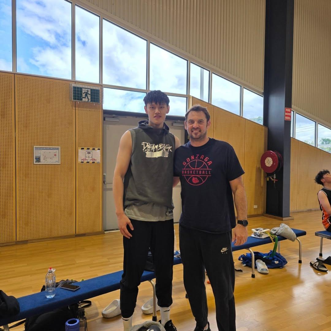 曾凡博假如真的去打NBL，那么许利民会头疼，即便不影响他可能打CBA季后赛