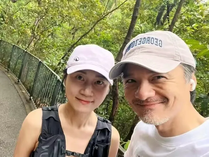 香港半山偶遇舒淇老公冯德伦，风采不减当年，依旧男人味十足！