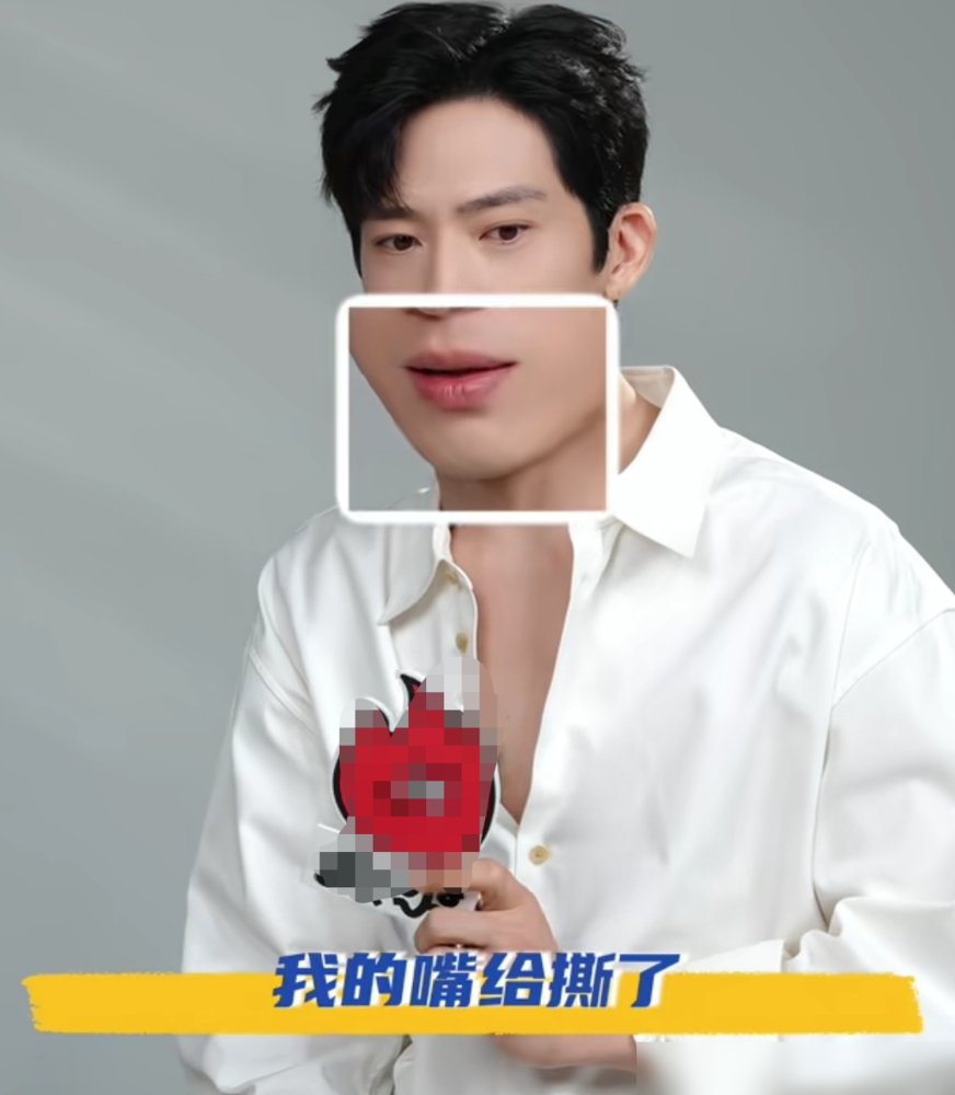 井柏然采访被当众念网友评论，当场红到耳朵尖！原因太好笑了，他在新剧《早春晴朗》里演的栾念，嘴毒到出圈