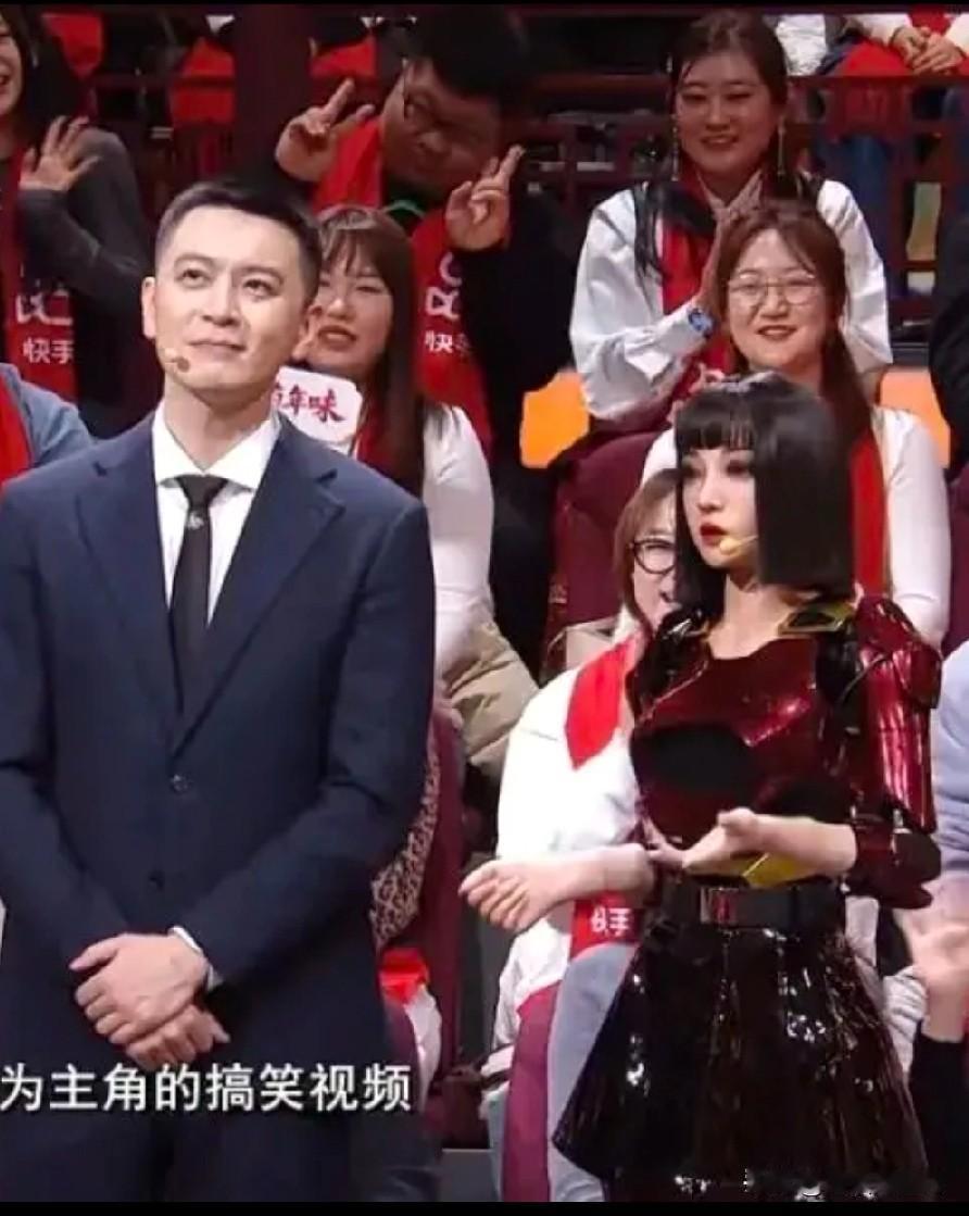 有个疑问，与杨鸣搭档的仿生机器人美女说的话是提前设定好的录音还是人工智能自动根据