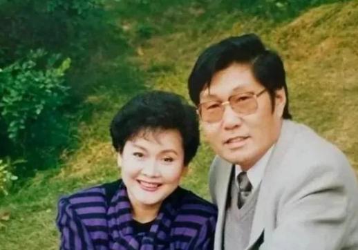 1968年，李谷一与金铁霖结婚后，因为不能生育而离婚！在那个年代，“不能生育”四