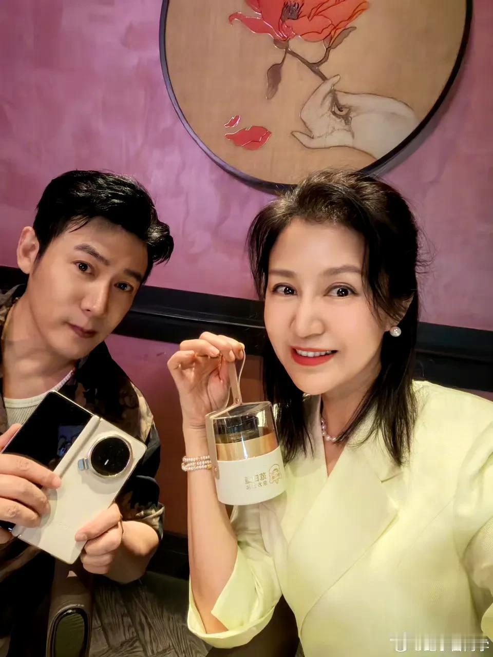 看看陆毅鲍蕾夫妇自拍照让你知道，美颜磨皮再厉害，也难以拯救这该死的岁月感！毛孔