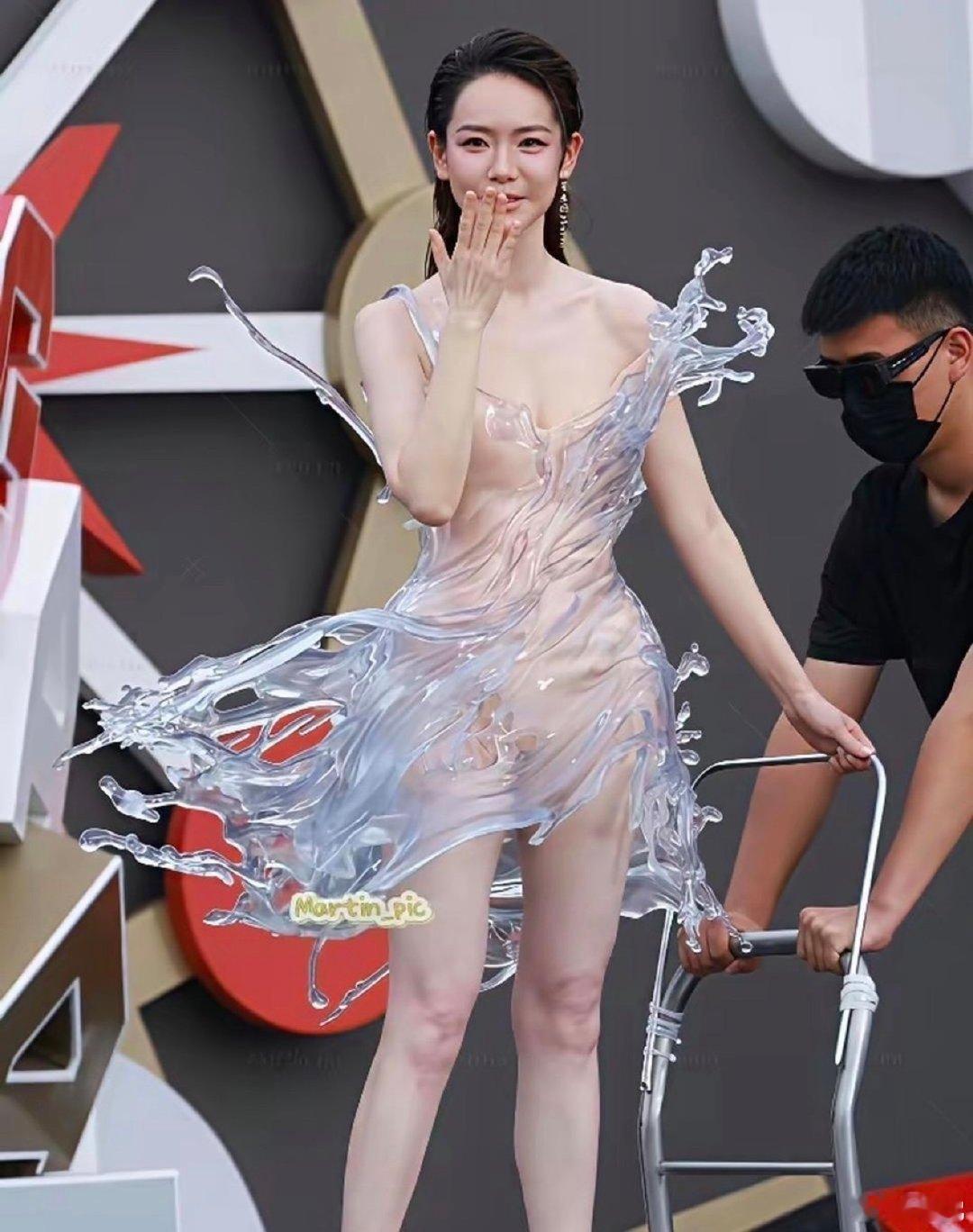 戚薇好大胆啊，穿了一条3D打印的裙子就出来了，还只能靠别人用推车移动她​