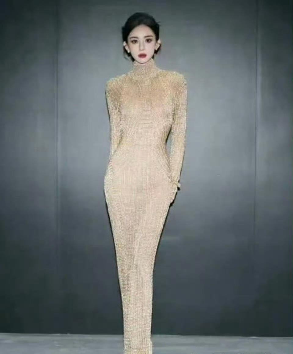 本来以为古力娜扎身上是高定礼服，走近一看是羊毛衣