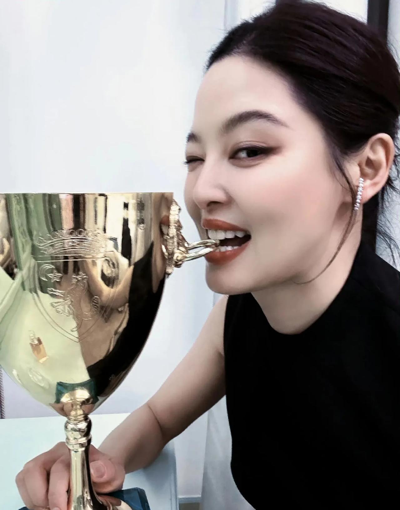 真的完全联想不到，原来辛芷蕾、成毅和尹正居然是一个公司出来的。辛芷蕾拿了国际大