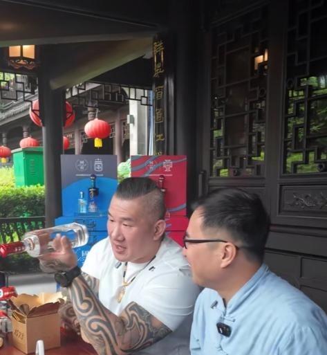 台湾馆长初次到大陆，汪小菲请馆长喝1573；上次去重庆张雪也请他喝1573；但是