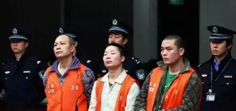 “求求你放过我，孩子还在家等我呢。”浙江温州一漂亮女警，被三名歹徒抢劫之后被迫发