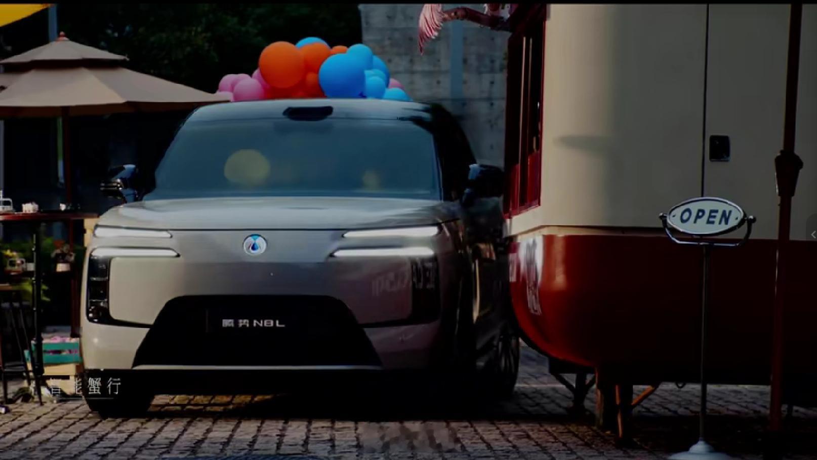 最近备受关注的腾势N8L，确实给不少家庭带来了惊喜。作为一台定位“大六座安全豪华