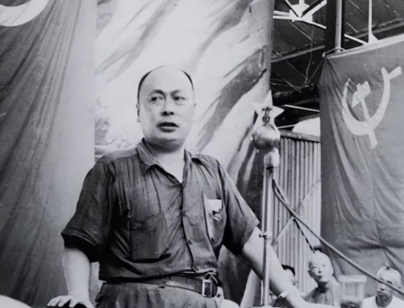 1949年，陈毅到上海一家面馆吃饭，正吃着，一老农走了进来，点了一碗阳春面。陈毅