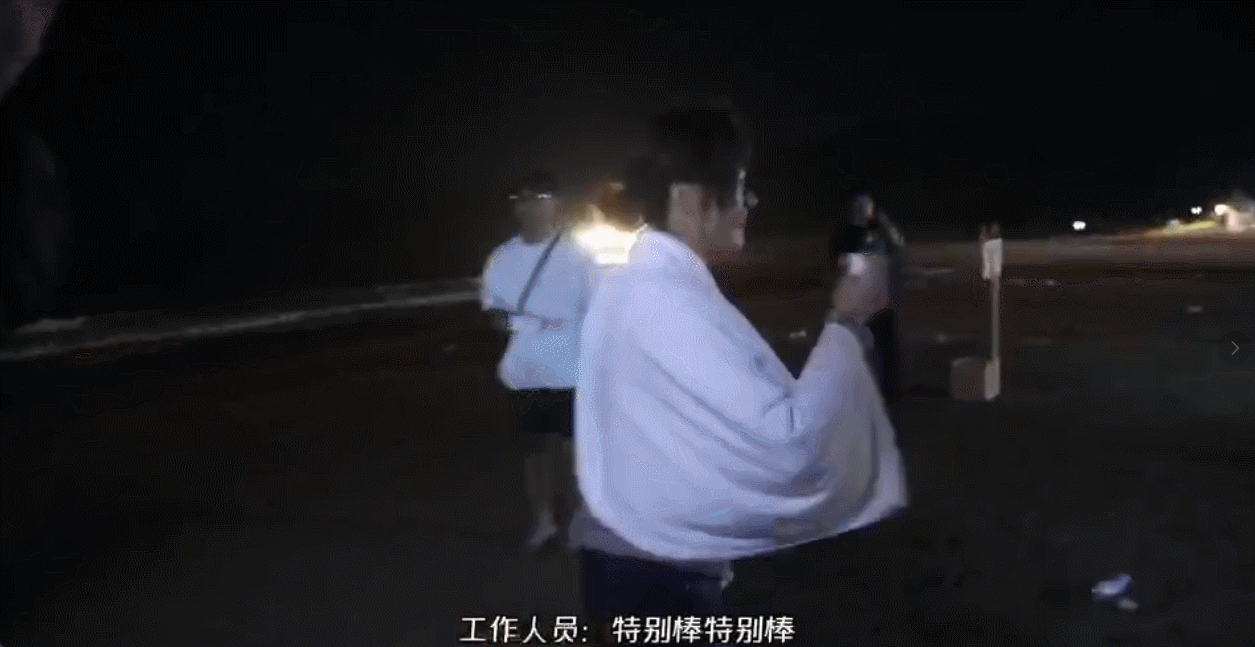 孙俪在比人还高的海浪里拍戏孙俪海浪戏浪比人高没想到这段海戏全是实拍，晚上拍超高巨