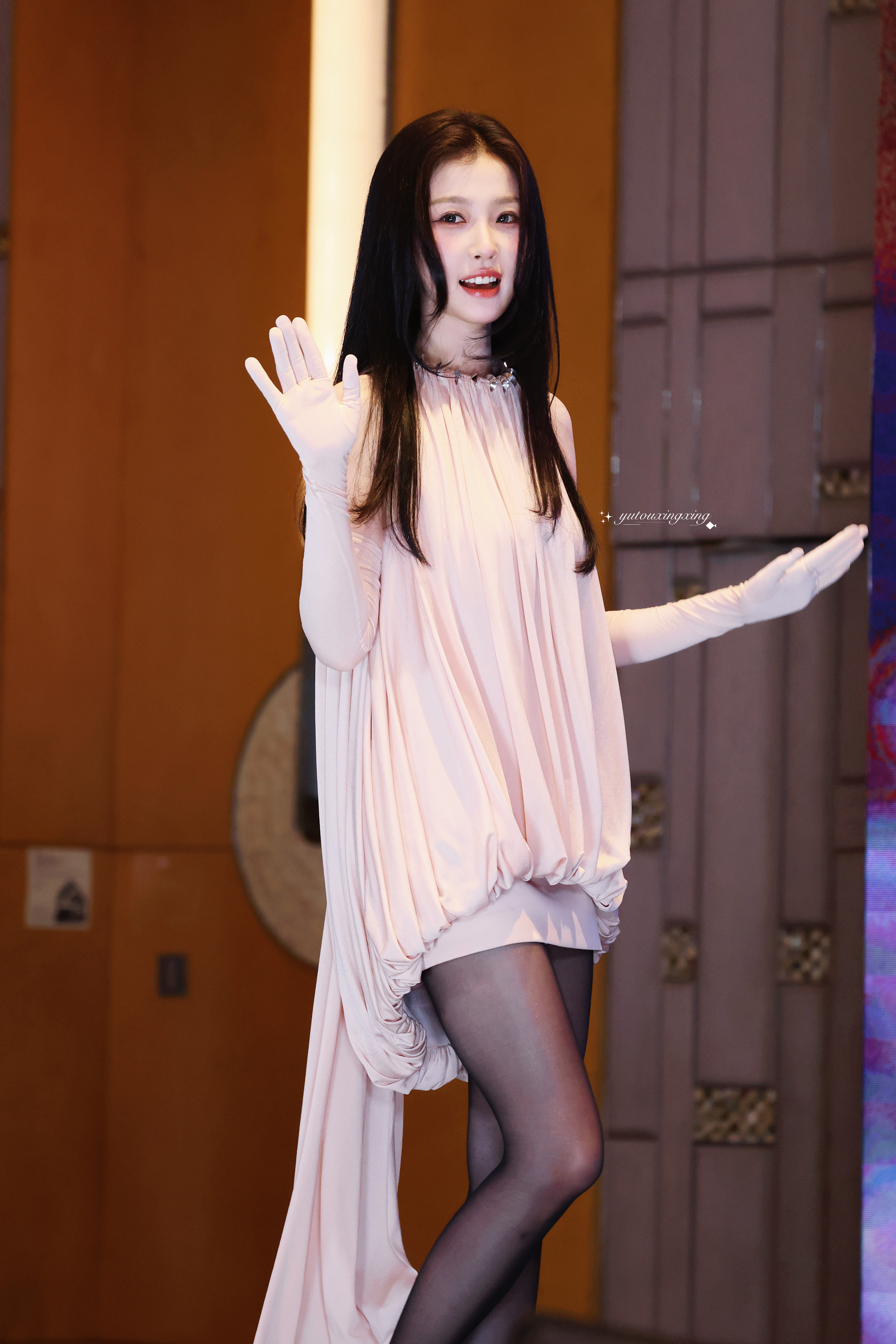 虞书欣🖤上海签售会黑丝look