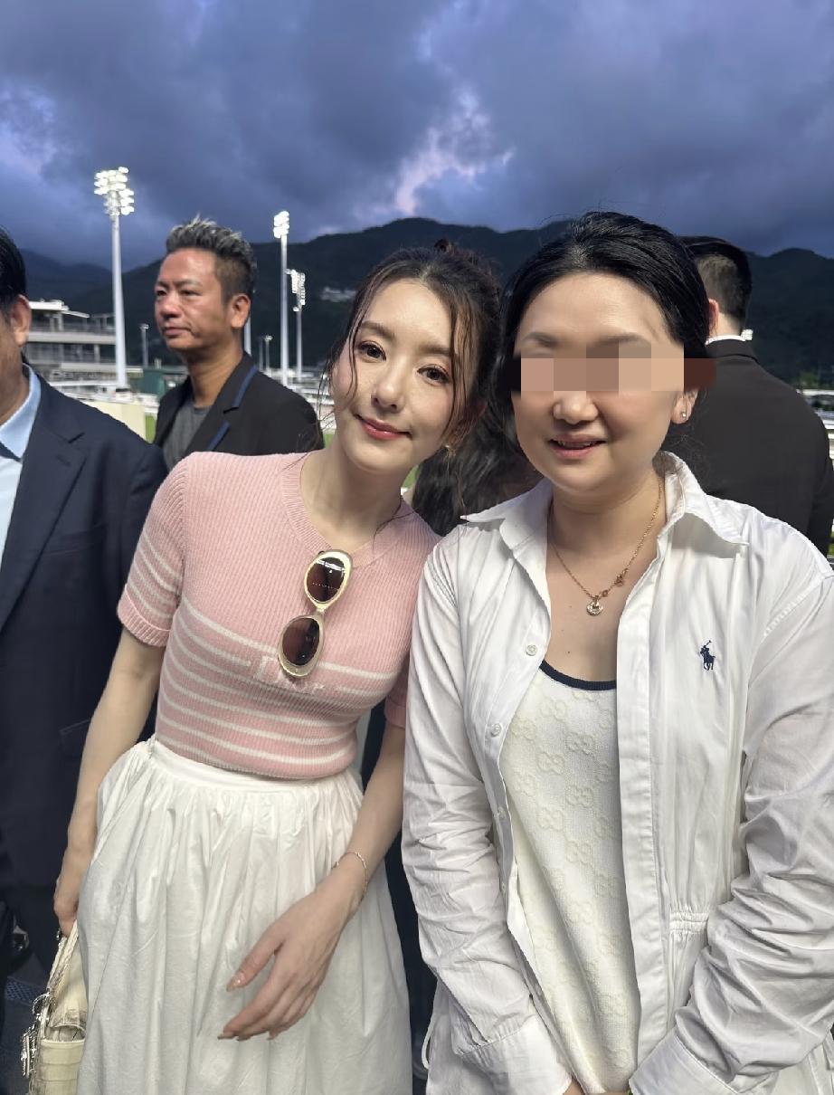 7月1日，方媛与郭富城带两个女儿在香港参加活动，方媛与路人合影看着好苍老疲惫，仿