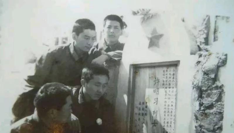1980年，十几名越军将小战士许明习团团围住，见他孤身一人，便想生擒回去邀功。弹