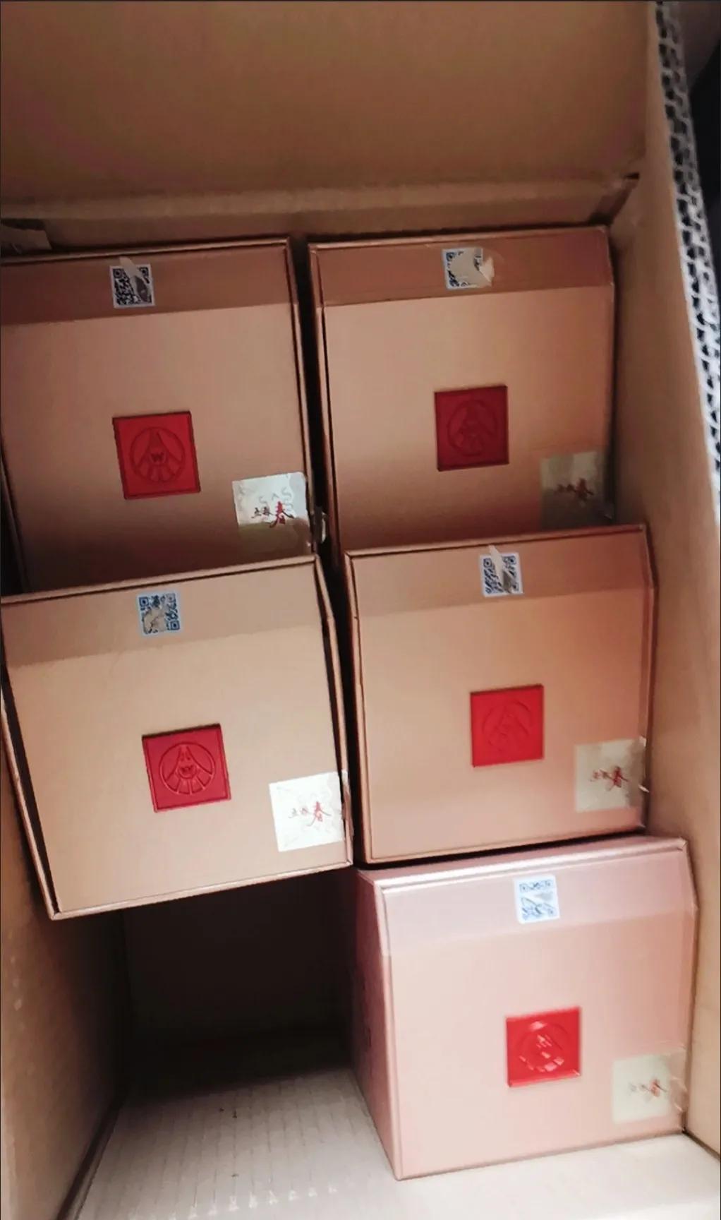 前几天从网上买了一件白酒，今天刚收到货，打开一看，不知道什么原因，酒的外包装盒子