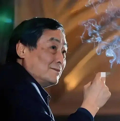 其实宗老已经暗示的很明显了，让杜二娘去美国生孩子，为了让她们摆清楚位置，甚至