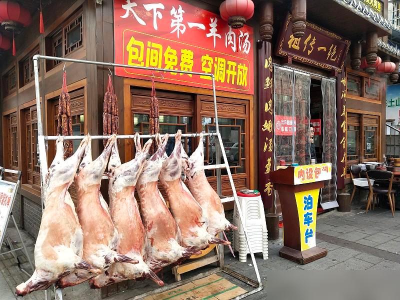 最近刷到朱小伟盘下羊肉汤店的消息，特意去翻了下相关细节，店就在山东菏泽单县朱楼村