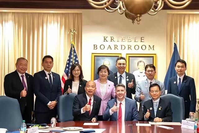 韩国瑜这回跑到华盛顿，居然还进了美方"战争部"的门，带着跨党派那一帮人，美东时间