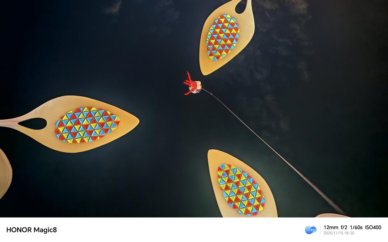 用荣耀Magic8拍了两张夜景样张：一张12mm超广角，一张24m