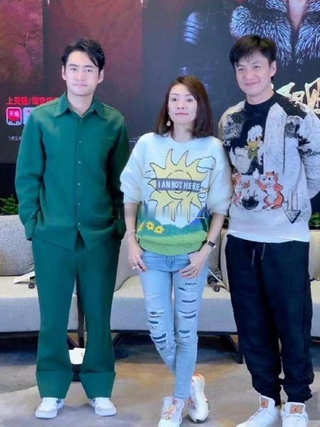 章子怡的站姿倾向已经很明显了