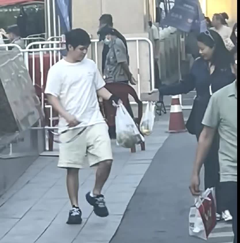 林诗栋到新疆啦，哈密瓜安排上！小石头林诗栋抵达乌鲁木齐，立马融入节奏～