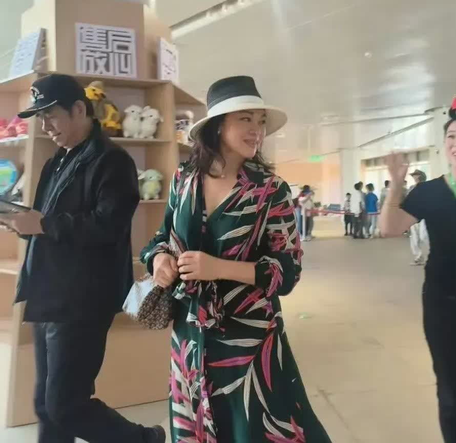 演员史可内蒙古被偶遇，61岁还很美，外国老公把她养的很好！