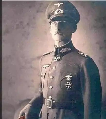 希特勒这人最狠的一招，很多人都没注意。他手底下元帅、将军一大把，封赏跟发糖豆似的