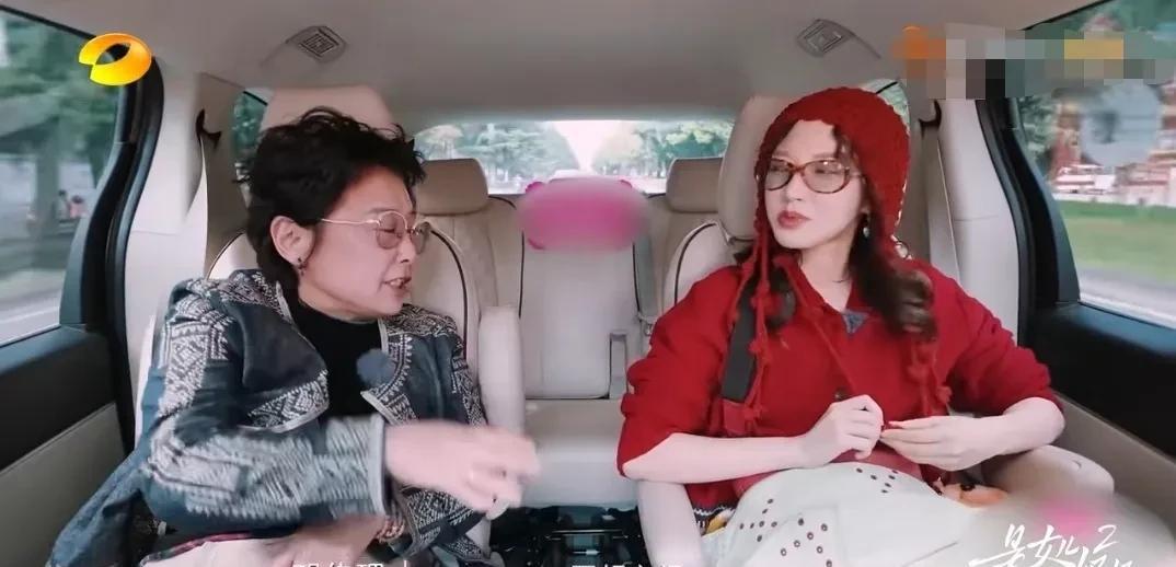 程潇问黄圣依妈妈：“阿姨，你谈了几段感情？”黄圣依妈妈一五一十的告诉程潇。在和