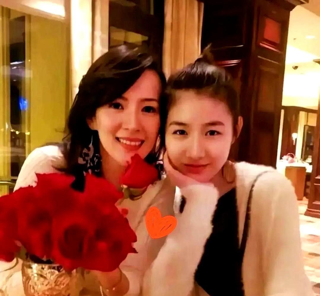 离婚了，但家没散。章子怡没当妈的名分，却给了小苹果最实的疼。小苹果不叫她妈，