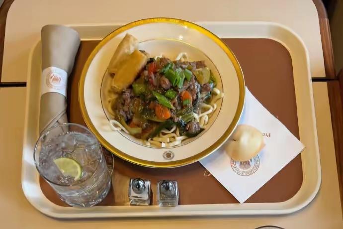据说这是“空军一号”上的伙食：牛肉炒菜、春卷、饼干和饮料！这不就是一碗牛肉面嘛！