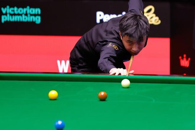 斯诺克世锦赛四强出炉：赵心童输的不冤，吴宜泽赢的精彩　　卫冕冠军赵心童在第三