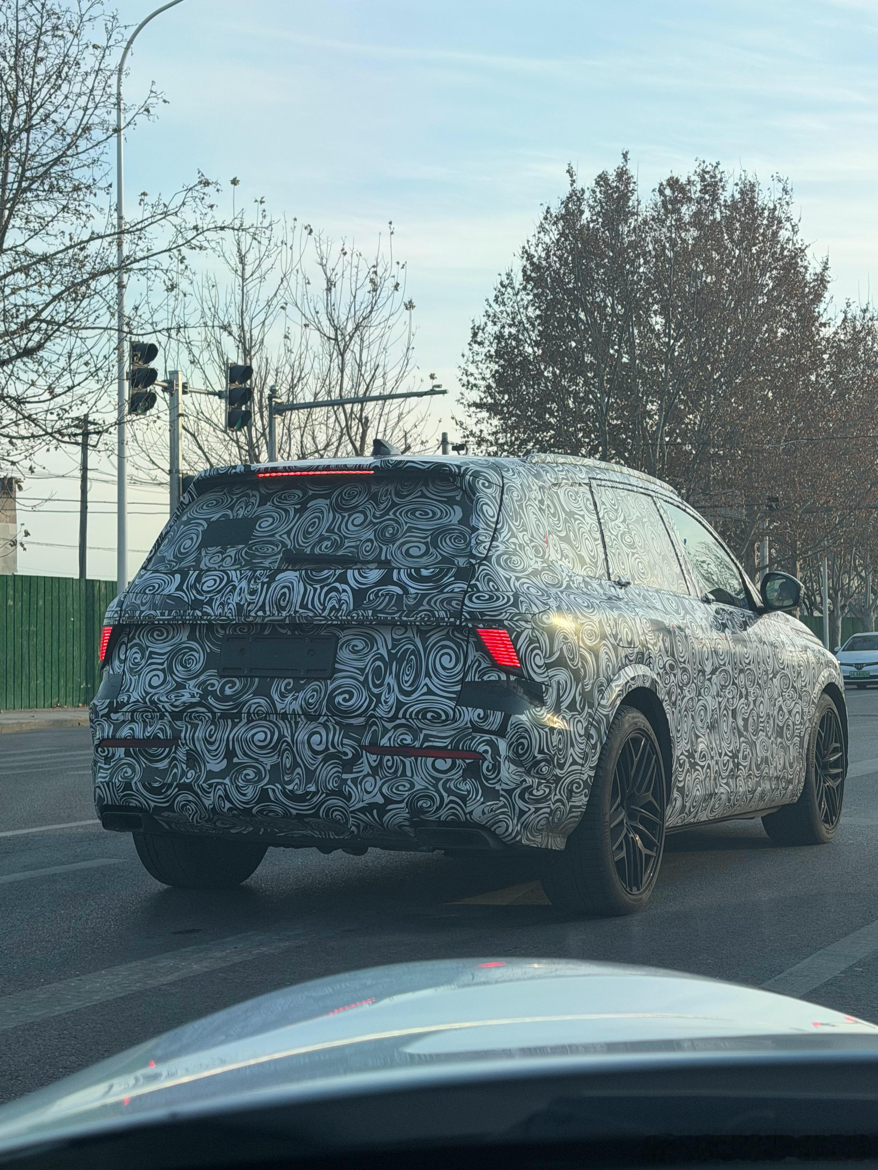 大家猜猜这是一台什么车这个造型真的太美了但是现在5米多大型SUV市场已经卷到二三