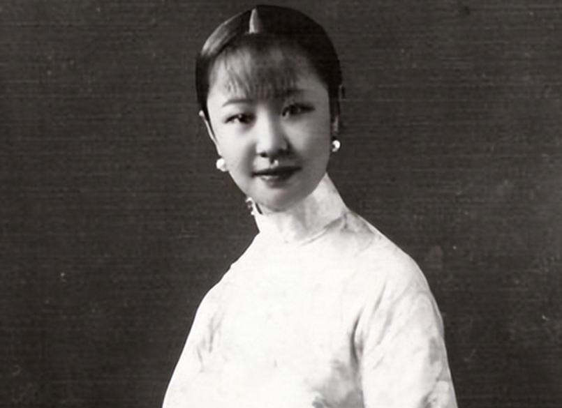 1955年，章士钊在北京菜市场闲逛，看到一卖卷烟的妇女大吃一惊，当即给毛主席写了