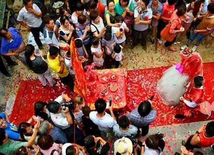 河南这场婚礼，最终没办成，成了当地十里八乡都在议论的一件事。事情发生在接亲当