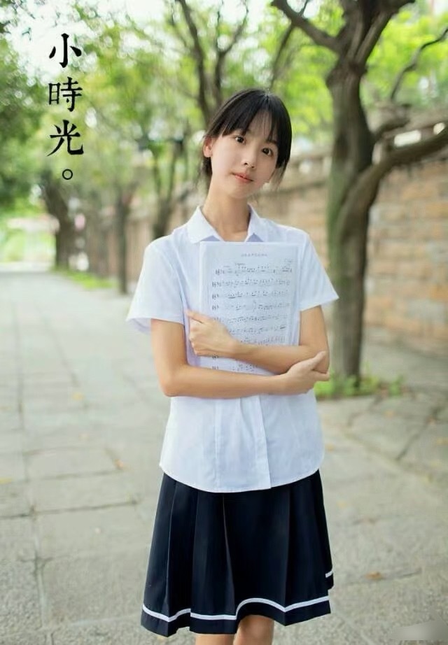 陈都灵这组照片第一次刷到，好有年代感哈哈，嘟嘟不愧凭是一张证件照，就进了娱乐圈的