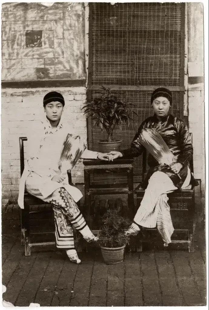 民国时期，北京城内一家妓院的两位头牌小姐姐的合照。她们看上去很年轻，容貌姣好，妆