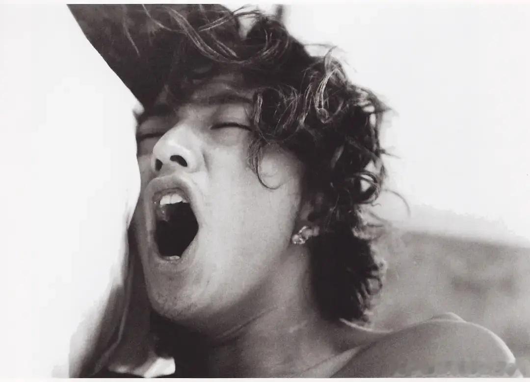 以前。。男明星的。。。写真杂志。。。也是。。。一股。。。难以言说的。。。感觉。。