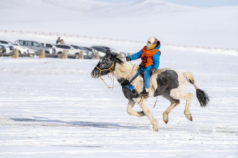 内蒙在不团结这块做到了真团结，内蒙东西相距二千多公里，蒙东地区跟东北玩，蒙西能陕