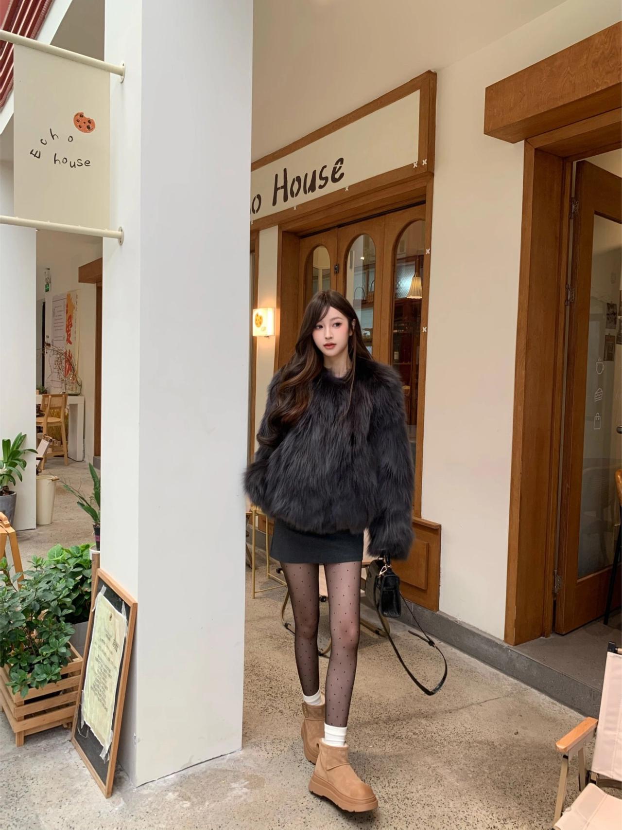 |||深灰色狐狸毛皮草上身真的绝了，质感高级到不行，而且巨显白！搭配灰色包臀