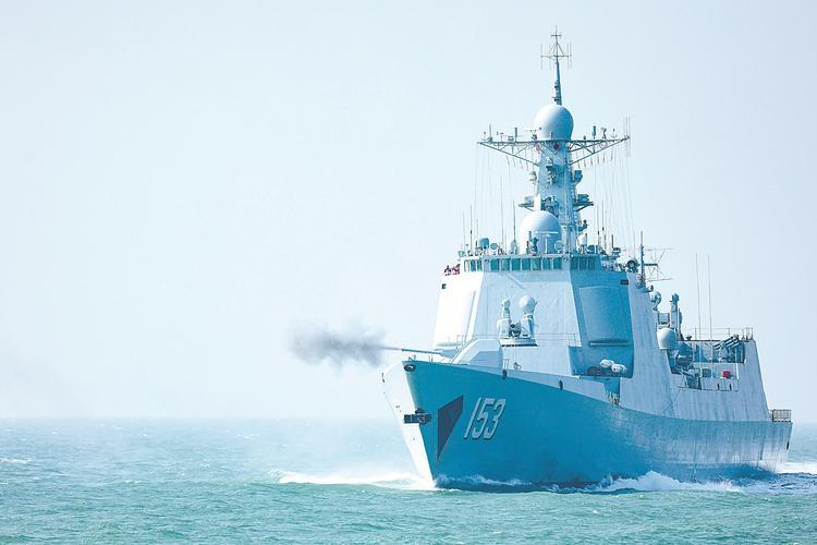 回想九年前南海风大浪急的时候，我们只有一艘滑跃航母，052D驱逐舰形成战斗力的只