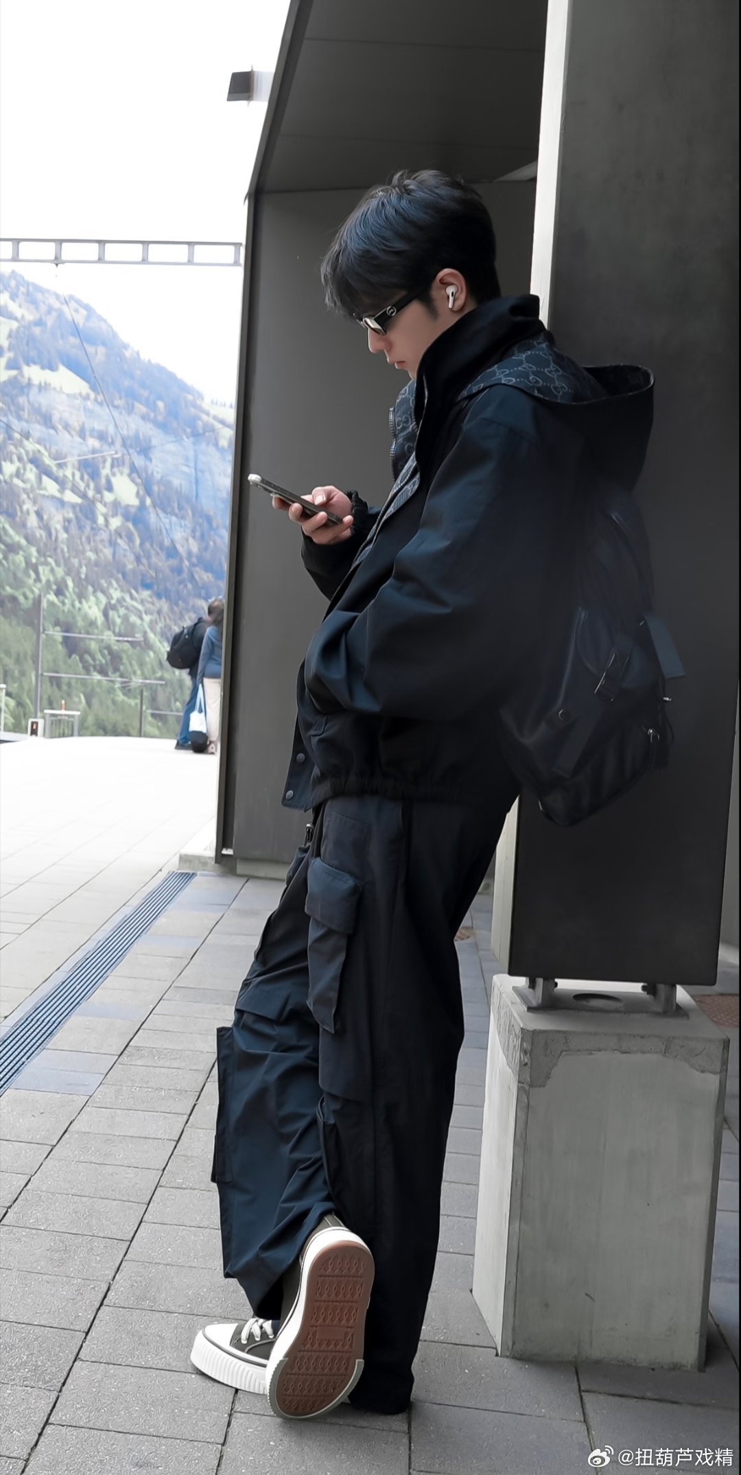 肖战好酷好潮啊肖战的私服一直好看的，让人移不开眼，和他的人一样，文艺气质艺术生的