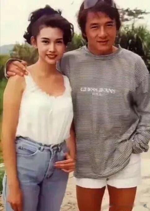 那个年代没美颜的女明星也这么漂亮，为啥？右边的这位是大明星成龙，他年轻的时候
