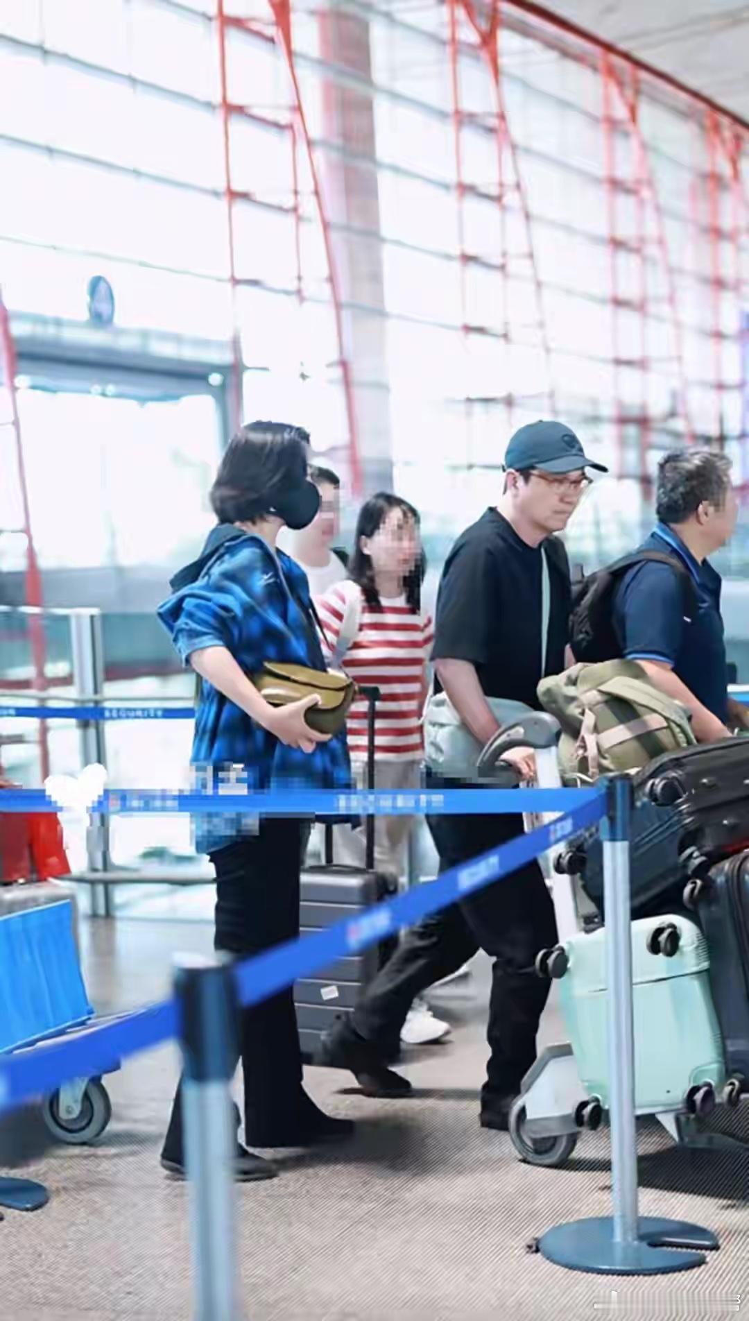 汤唯挺孕肚现身，和老公带超多行李飞香港待产，女儿也在香港出生！