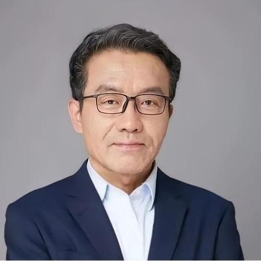 复旦大学教授王德峰，一语撕开了中国社会当下最刺眼的遮羞布，字字振聋发聩，句句戳中