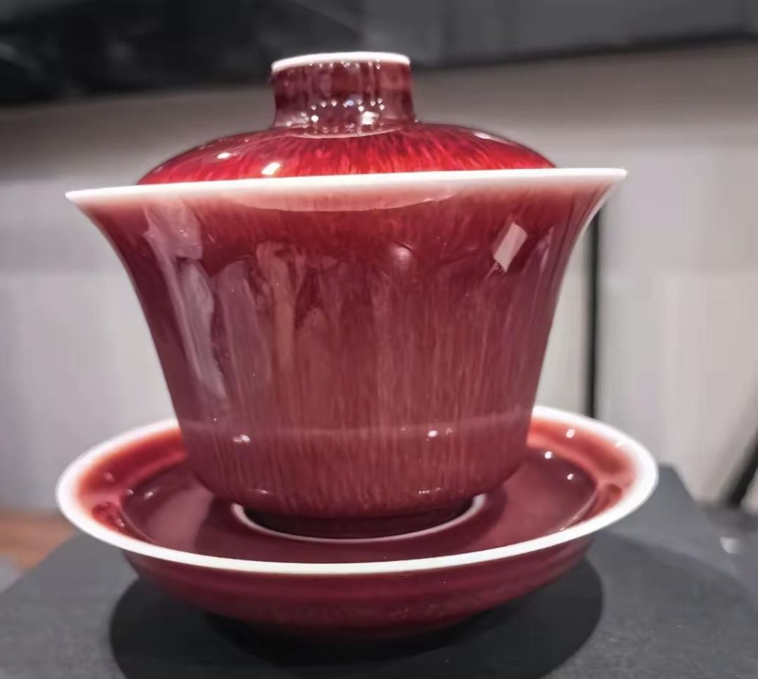 李亚鹏最近直播卖茶具，一场卖了几千万。最贵的茶杯一千五，紫砂壶近两千，刚上架就被