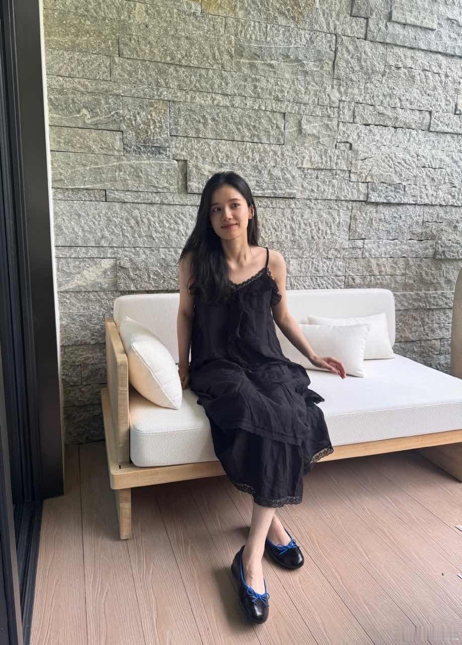 张婧仪素颜吊带裙张婧仪素颜黑裙私下真的就是素颜​​​​